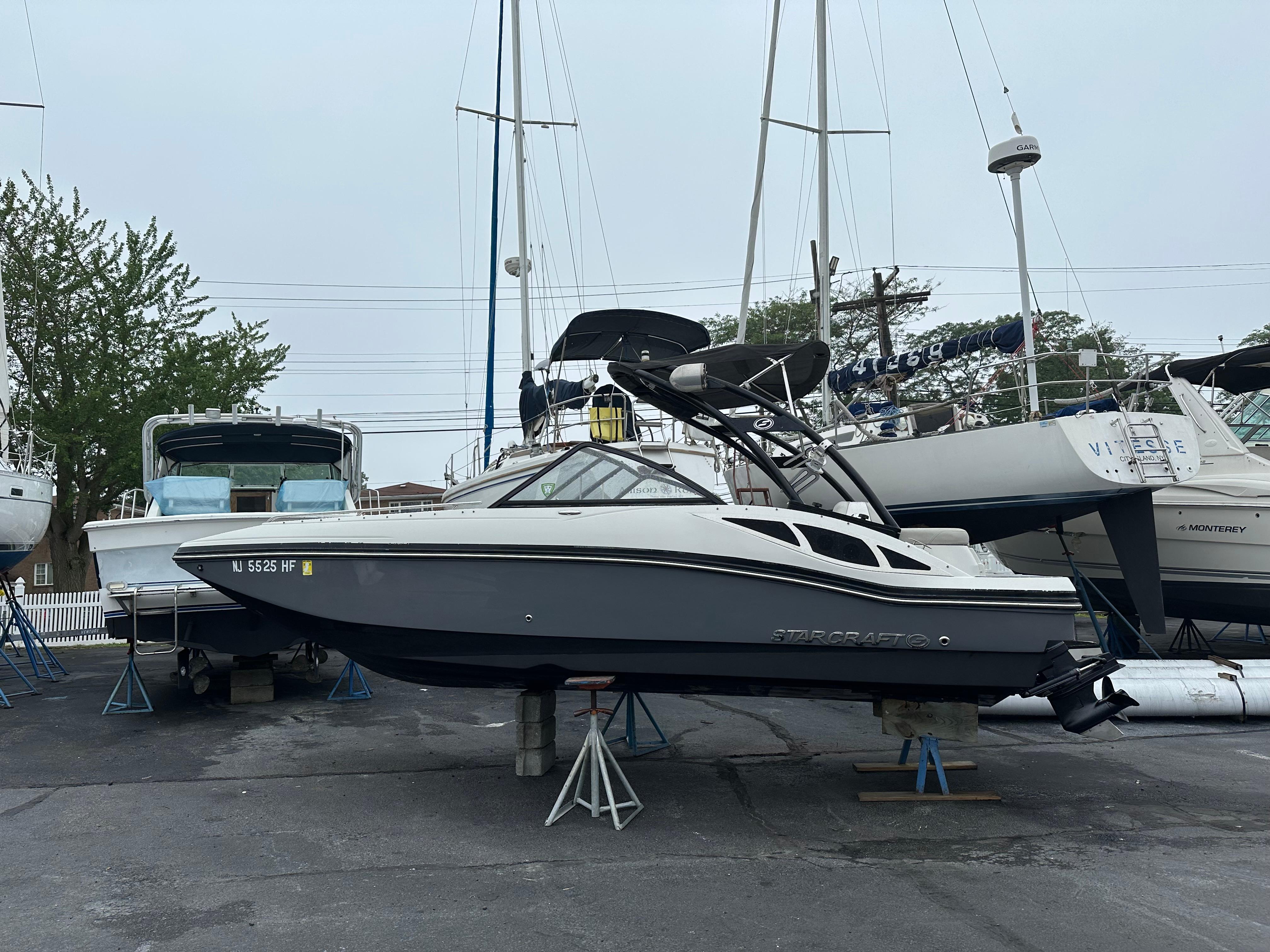 Starcraft Crossover 210 SCX IO 2014 Starcraft Crossover 210 SCX IO boat on stands in a marina.