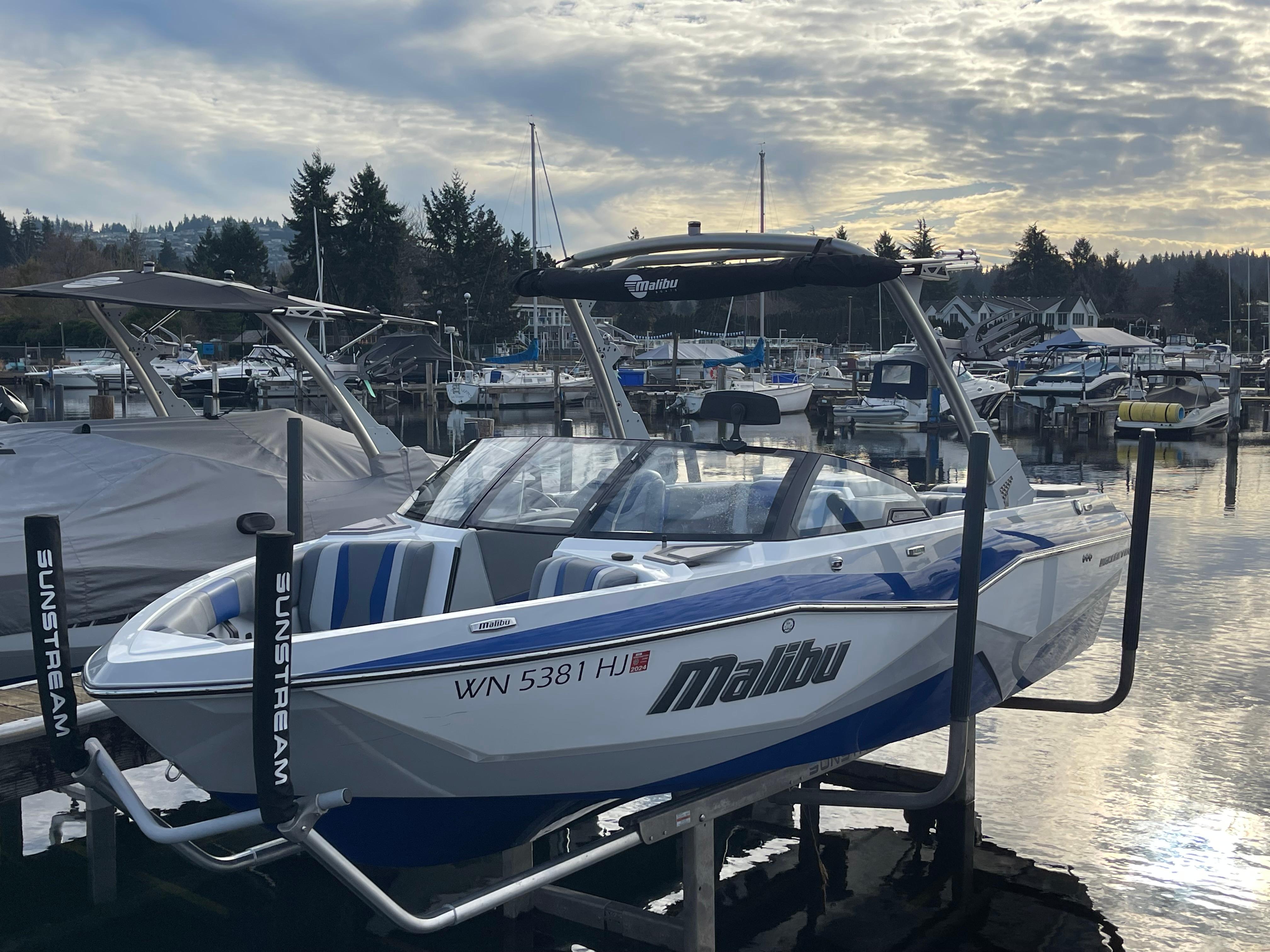 2023 Malibu 22 LSV