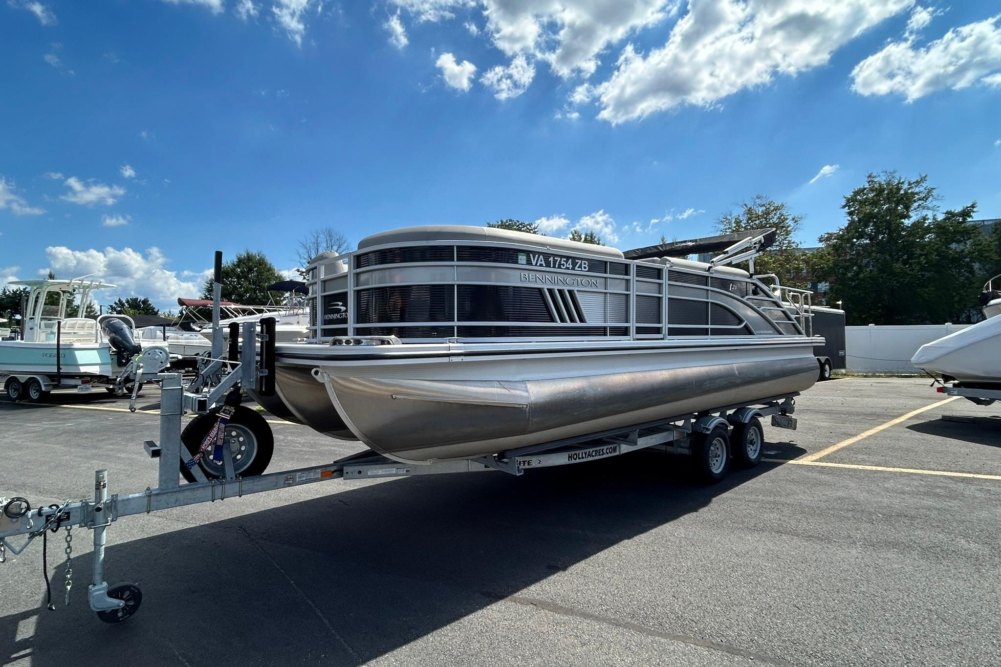 2023 Bennington L 23 Swingback