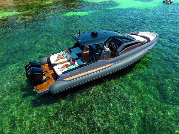 Zar Formenti Imagine 130 2026 Zar Formenti Imagine 130 boat cruising on clear turquoise waters.