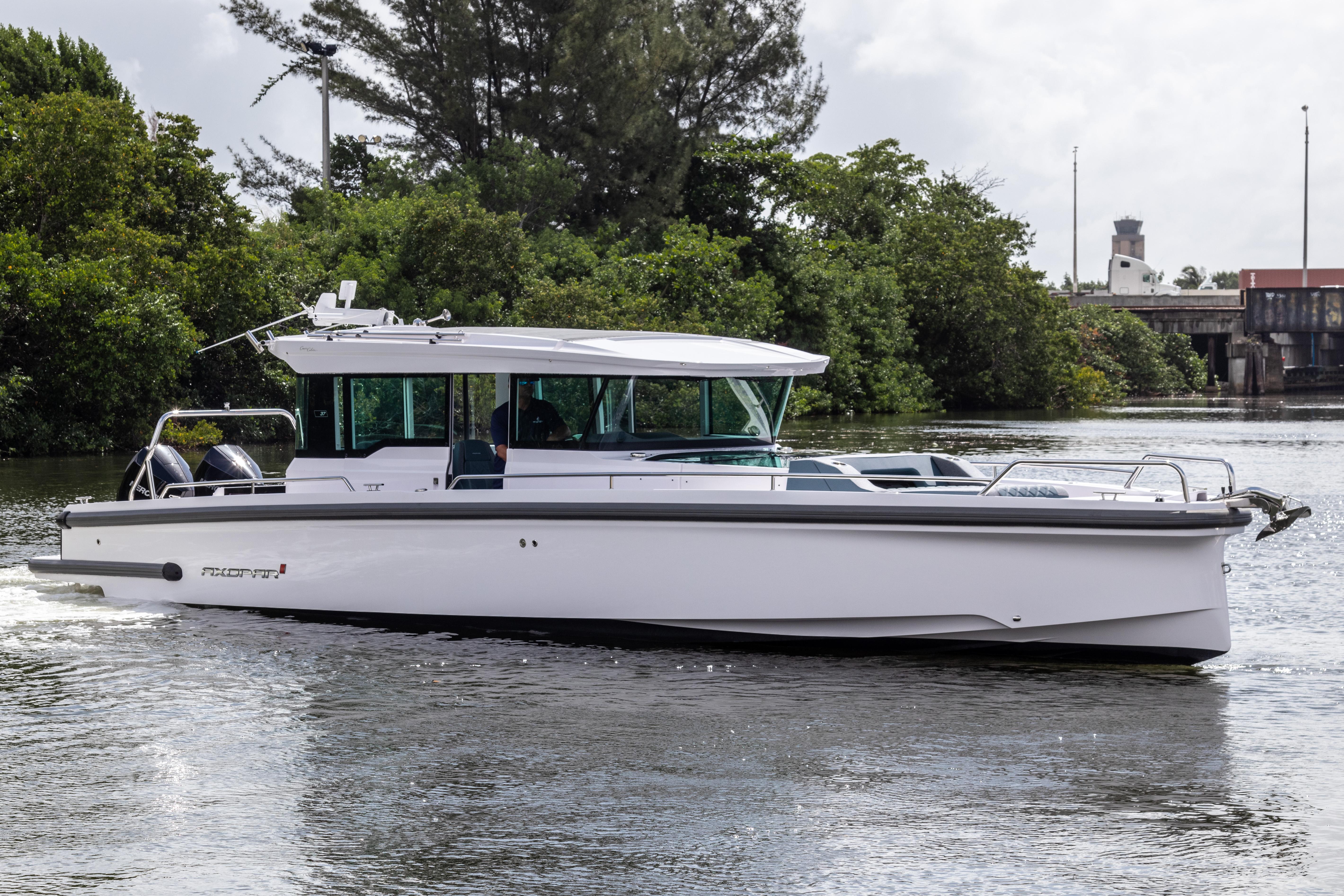 2024 Axopar 37XC CROSS CABIN