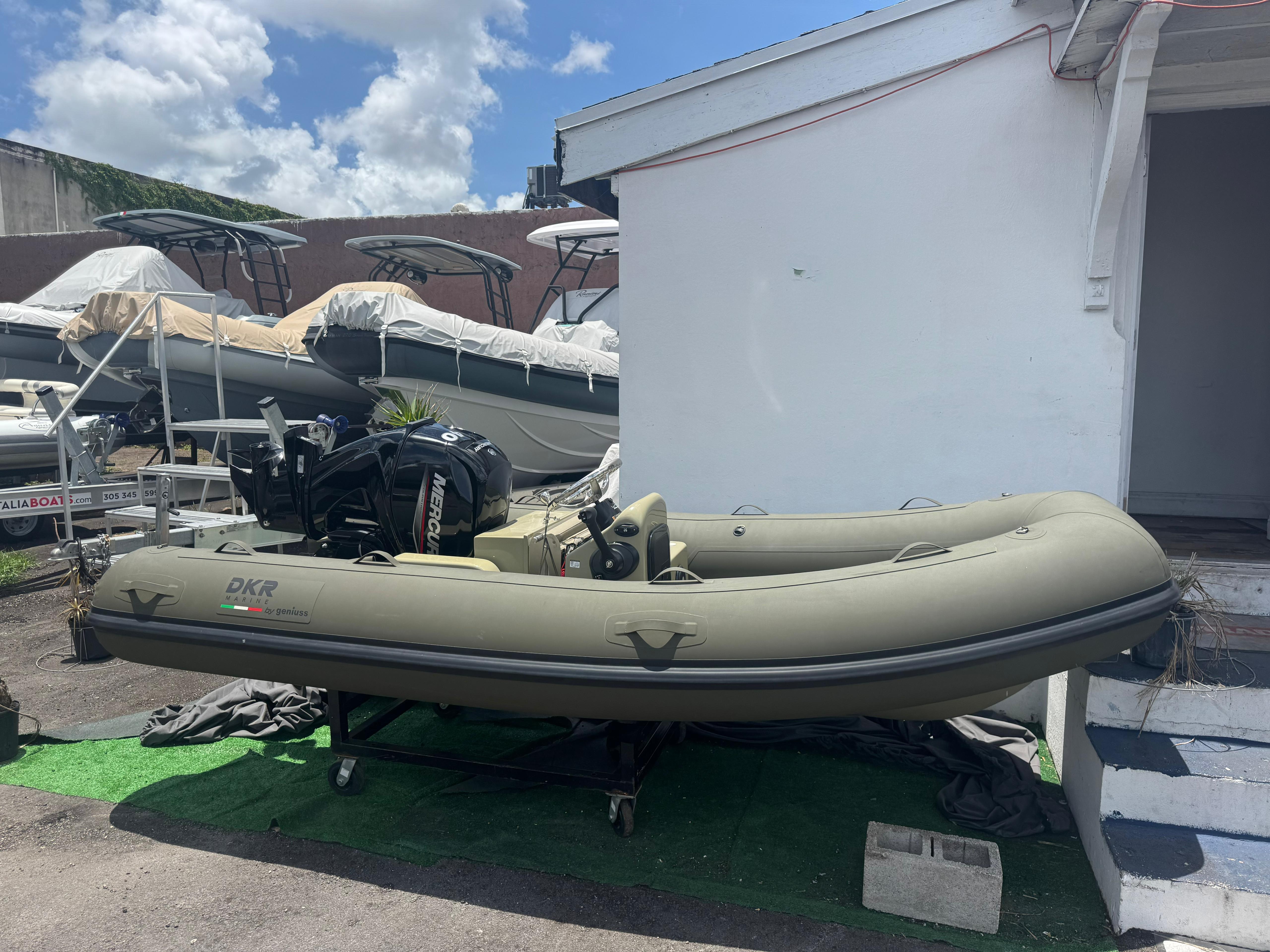Geniuss 380 HTS Inflatable boat Geniuss 380 HTS 2022 with Mercury engine, parked outdoors.
