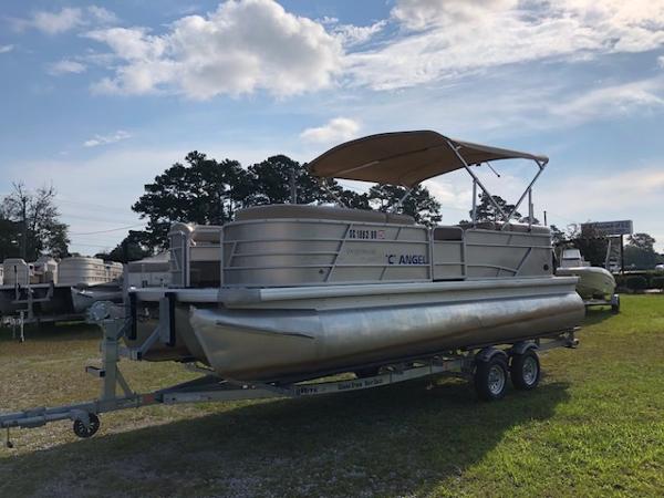 Sweetwater 2286 2021 Sweetwater 2286 pontoon boat on trailer under a sunny sky.