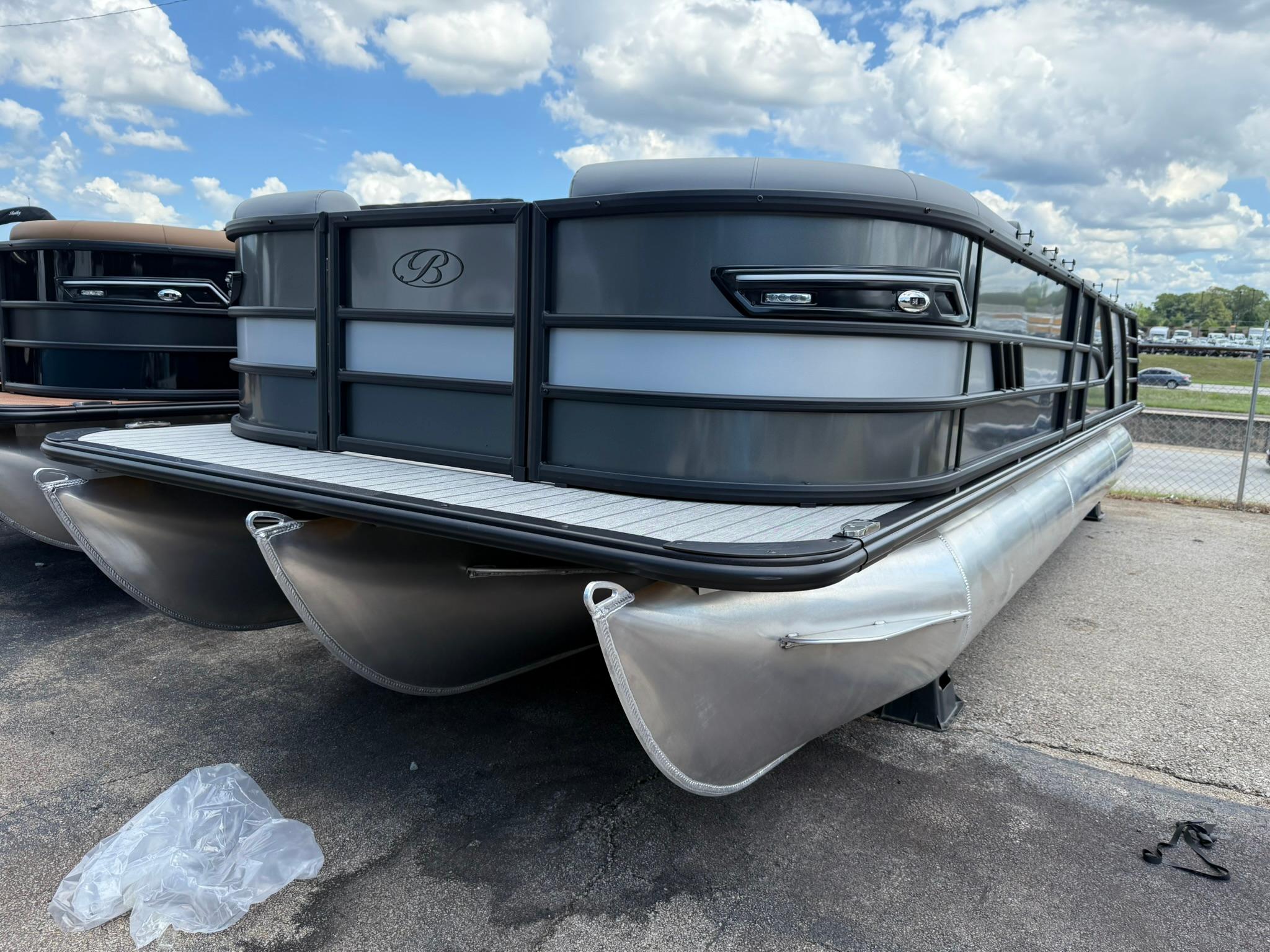 Bentley Pontoons Elite 253 Swingback 2026 Bentley Pontoons Elite 253 Swingback, sleek design, parked outdoors under a cloudy sky.