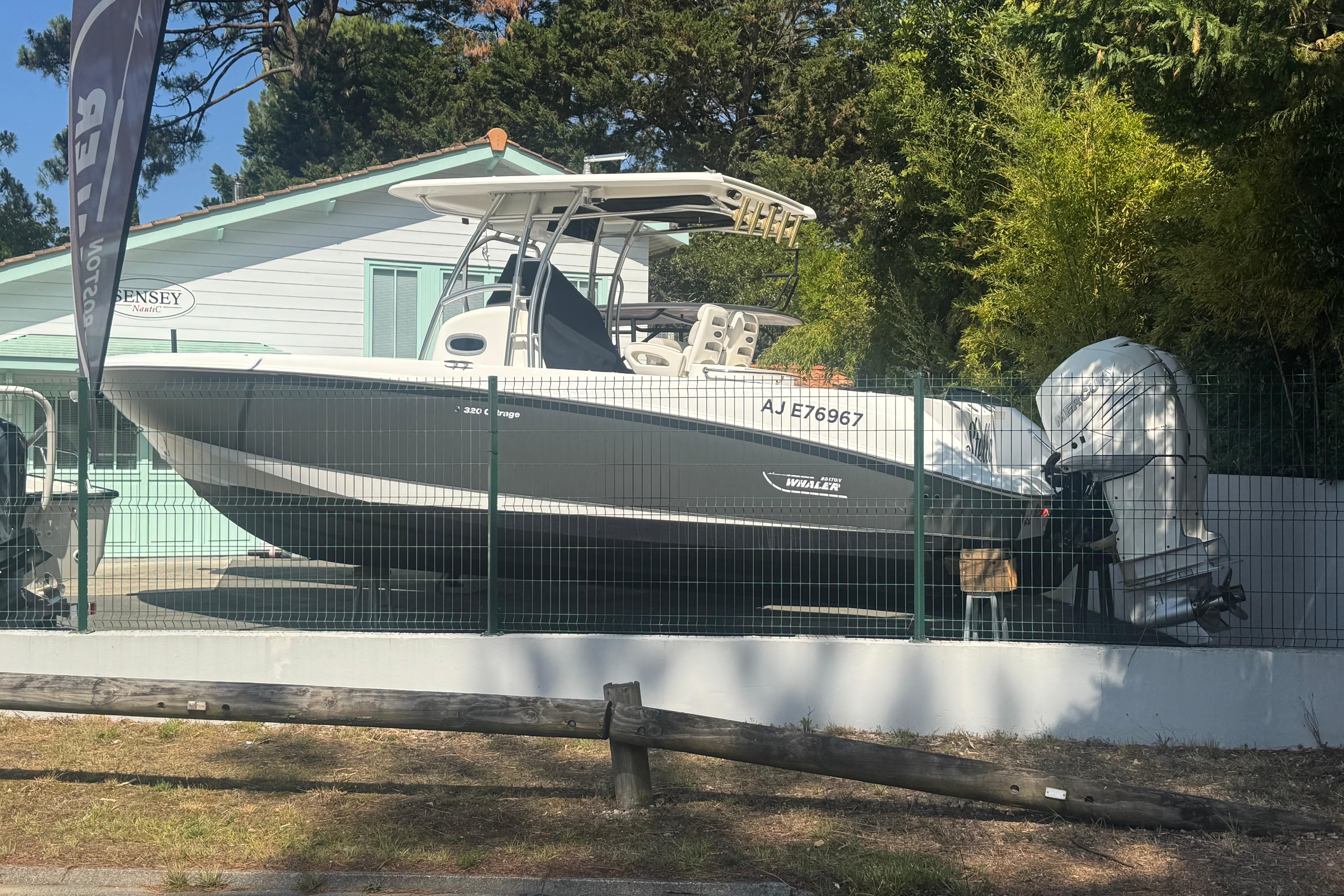 2004 Boston Whaler 320 Outrage