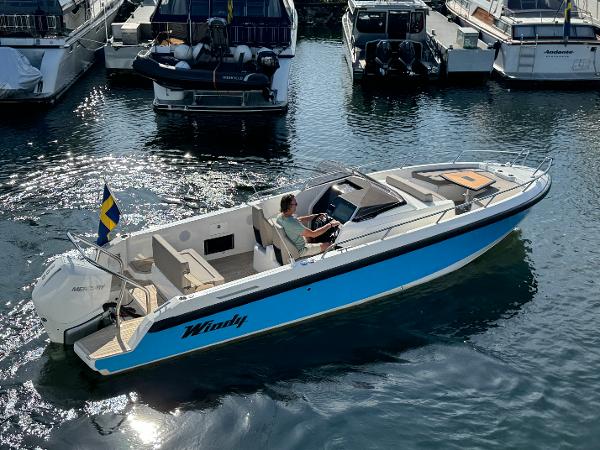 Windy SR28 CC 2022 Windy SR28 CC boat cruising in a marina, featuring sleek design and modern amenities.