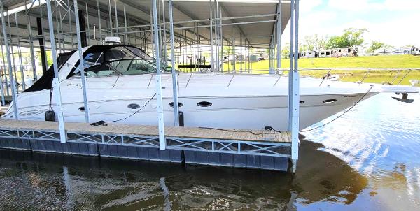 Sea Ray 460 Sundancer 2000 Sea Ray 460 Sundancer docked under a covered marina.