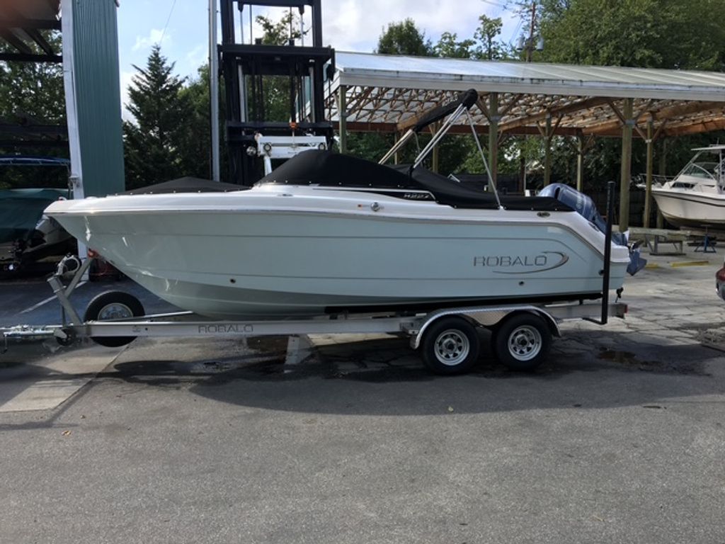 Robalo R227 Dual Console