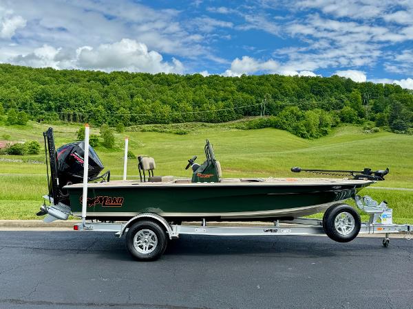 Mako 18 Pro Skiff Backwater Edition 2025 Mako 18 Pro Skiff Backwater Edition on trailer, set against lush green landscape.