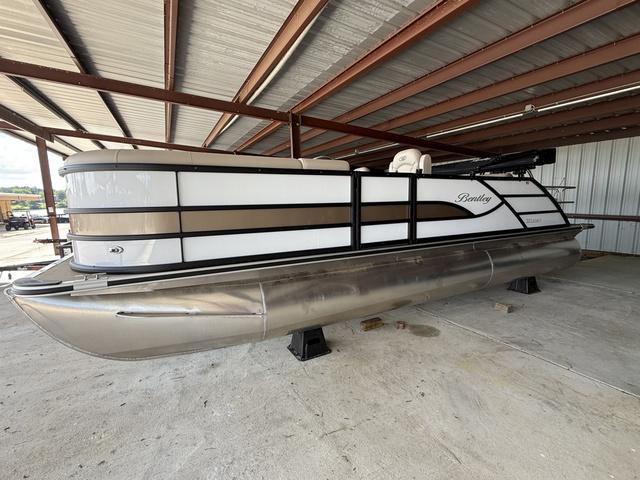 2025 Bentley Pontoons Legacy Swingback 220