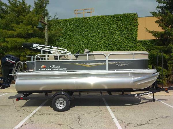 2025 Sun Tracker Party Barge 18 DLX