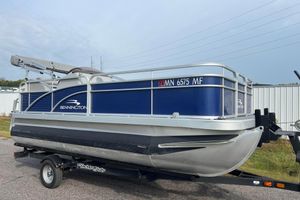 Bennington SV 16 L-Bench 2022 Bennington SV 16 L-Bench pontoon boat on trailer, blue and silver design.