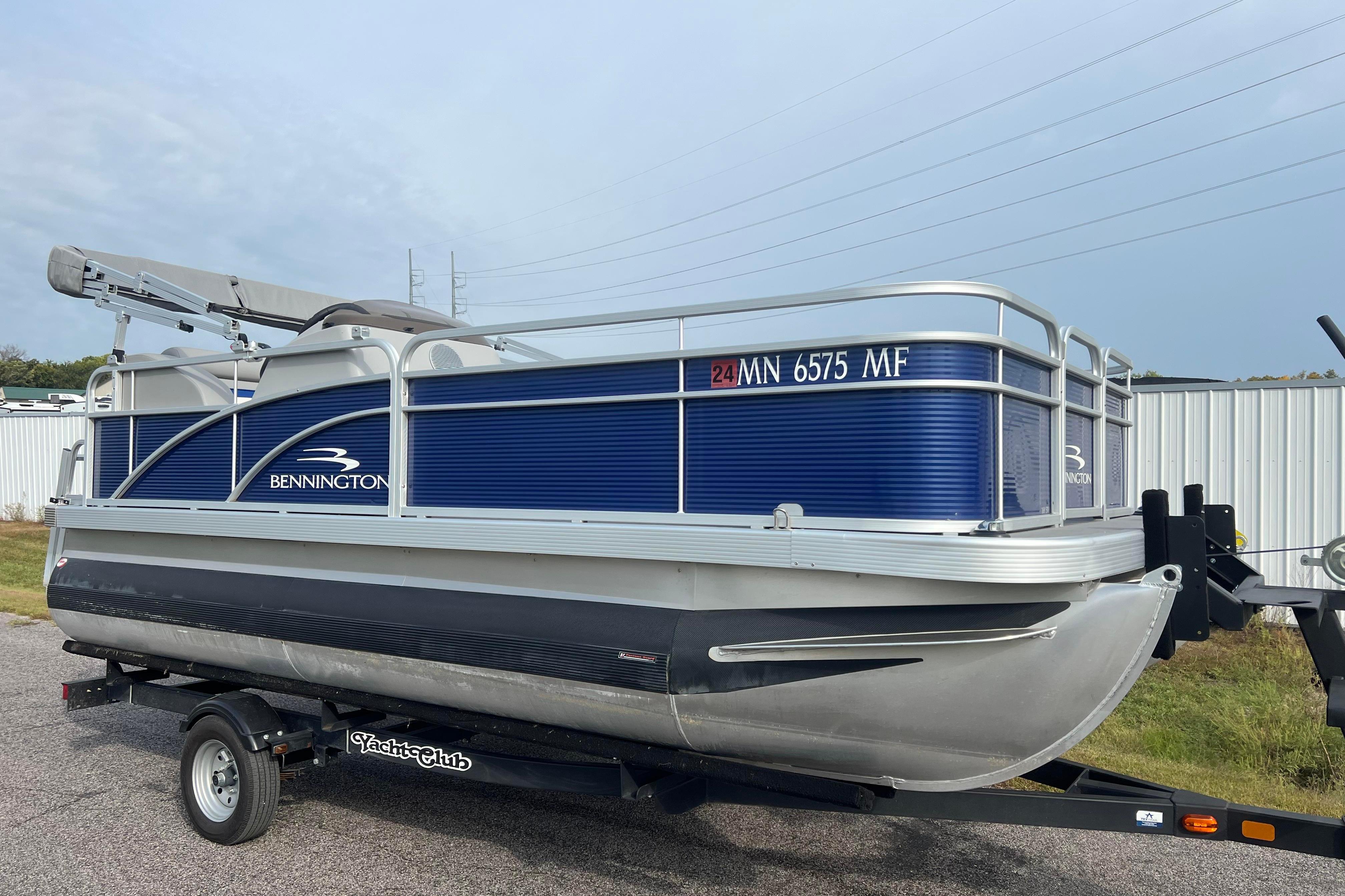 Bennington SV 16 L-Bench 2022 Bennington SV 16 L-Bench pontoon boat on trailer, blue and silver design.