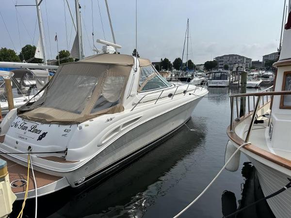 Sea Ray 410 Sundancer 2000 Sea Ray 410 Sundancer yacht docked in a marina, surrounded by other boats.