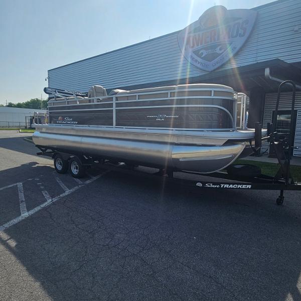 2025 Sun Tracker Party Barge 22 DLX