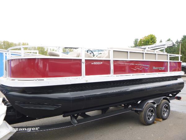 Ranger Reata 200F 2024 Ranger Reata 200F pontoon boat with red and black design on a trailer.