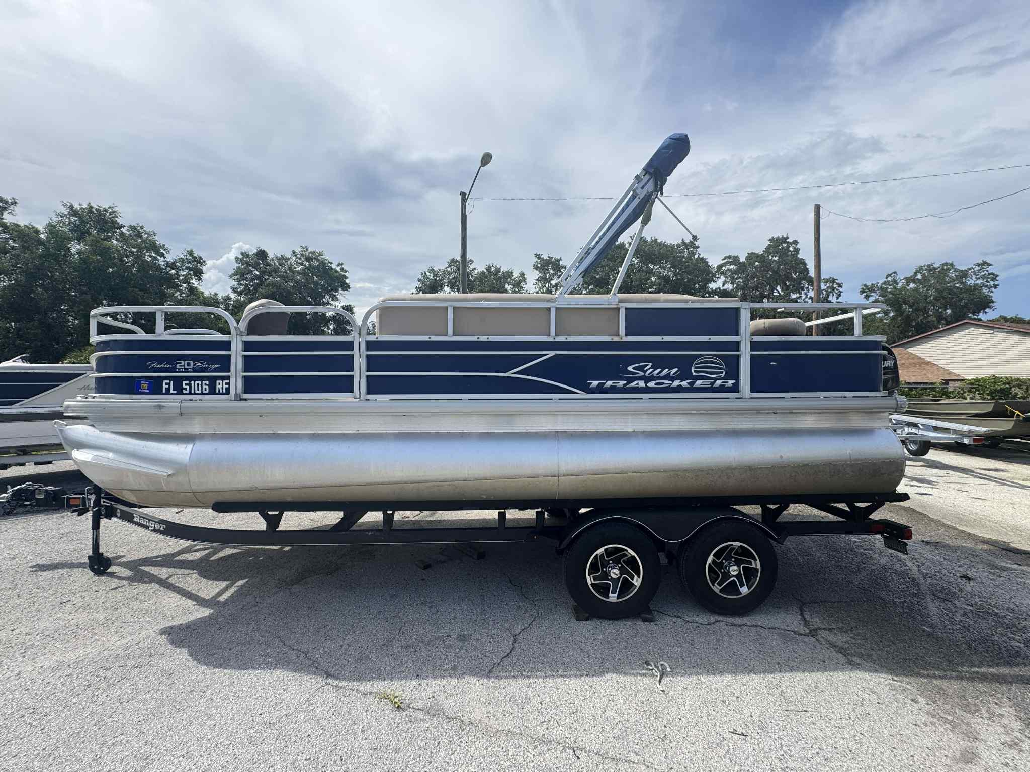 2017 Sun Tracker Fishin' Barge 20 DLX