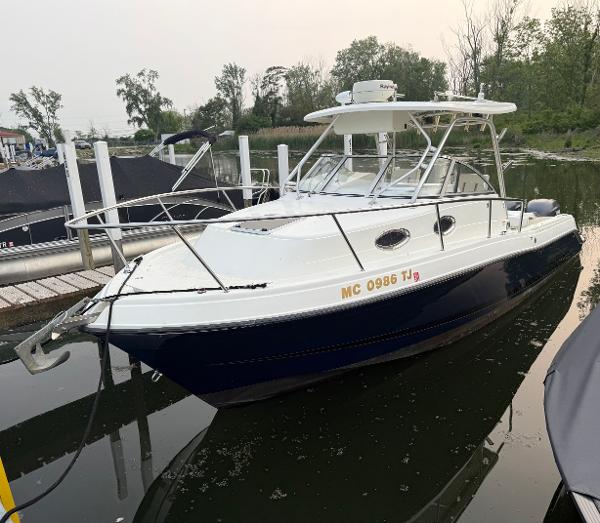 Hydra-Sports Vector 2800 WA 2003 Hydra-Sports Vector 2800 WA boat docked in a marina.