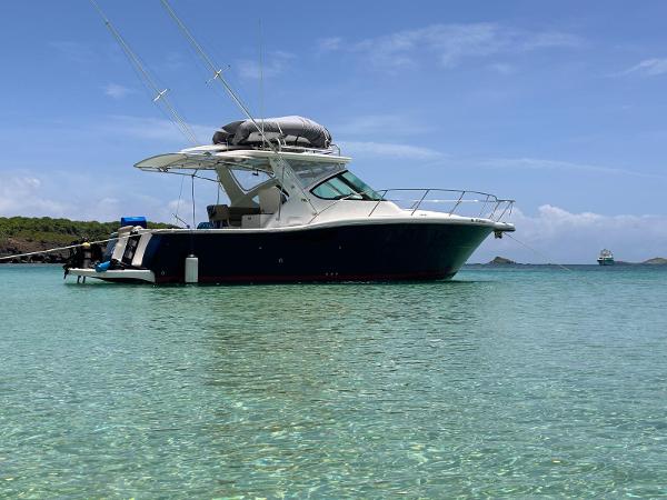 Tiara Yachts 3200 Open 2005 Tiara Yachts 3200 Open in clear turquoise water, sunny day.