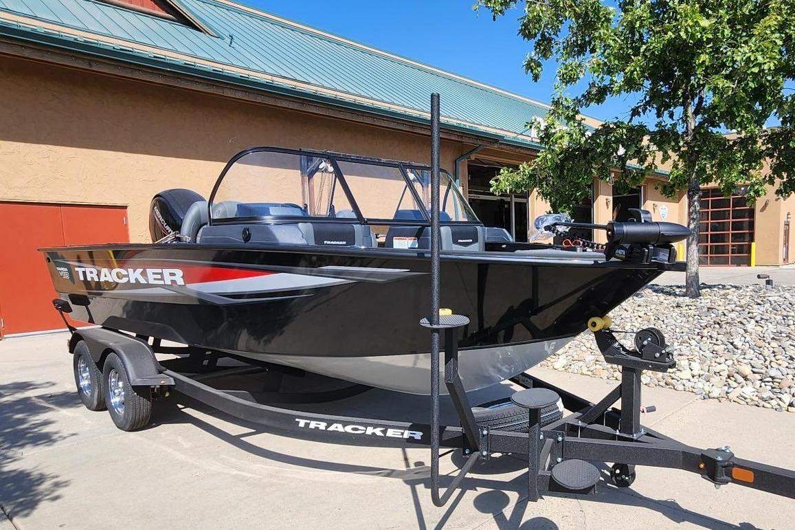 Tracker Targa V-18 WT 2025 Tracker Targa V-18 WT boat on trailer, parked outdoors near building.