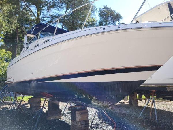 Wellcraft 2800 Martinique 1997 Wellcraft 2800 Martinique boat on stands for maintenance.