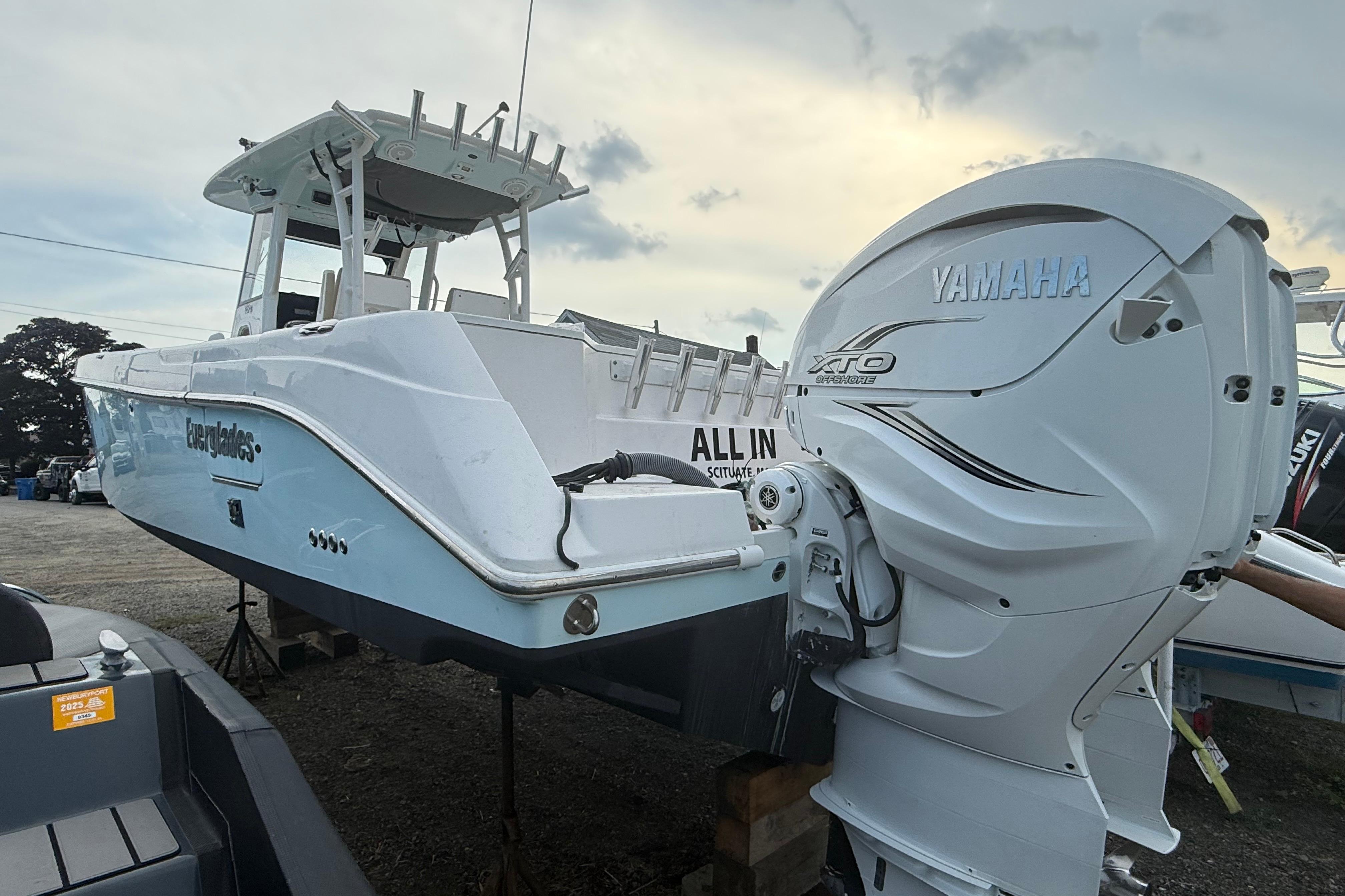 Everglades 325 Center Console 2014 Everglades 325 Center Console boat with Yamaha XTO outboard engine.