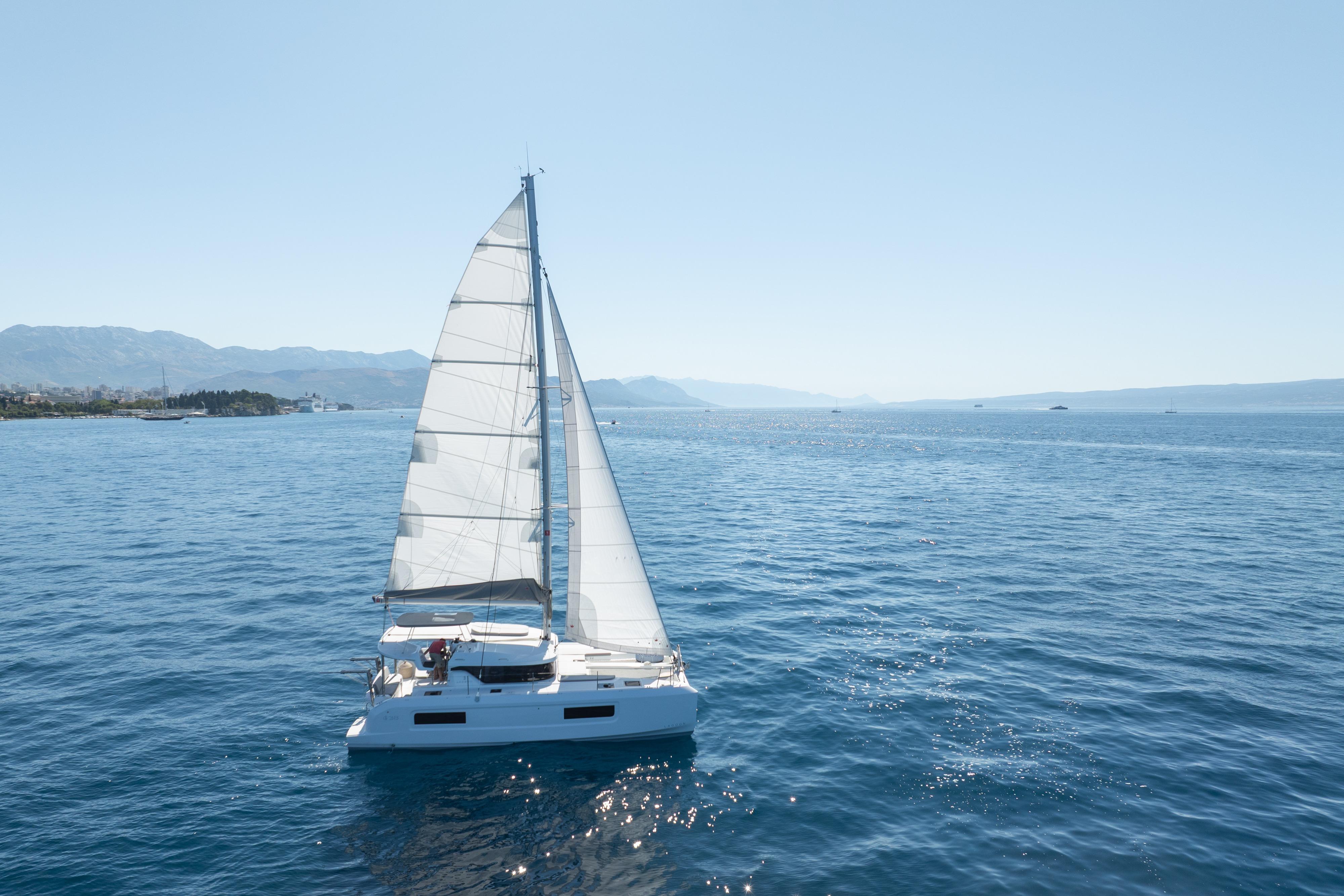 2025 Lagoon 38