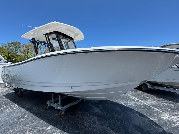 2025 Robalo R270 Center Console