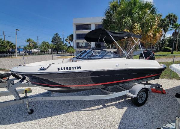Bayliner VR4 Bowrider OB 2022 Bayliner VR4 Bowrider OB on trailer, parked outdoors with palm trees in background.