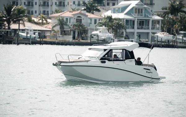 Bayliner TROPHY 23 EXPLORER 2025 Bayliner TROPHY 23 EXPLORER boat cruising near waterfront homes.