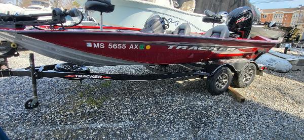 Tracker Pro Team 195 TXW Tournament Edition 2021 Tracker Pro Team 195 TXW Tournament Edition boat on trailer, parked outdoors.