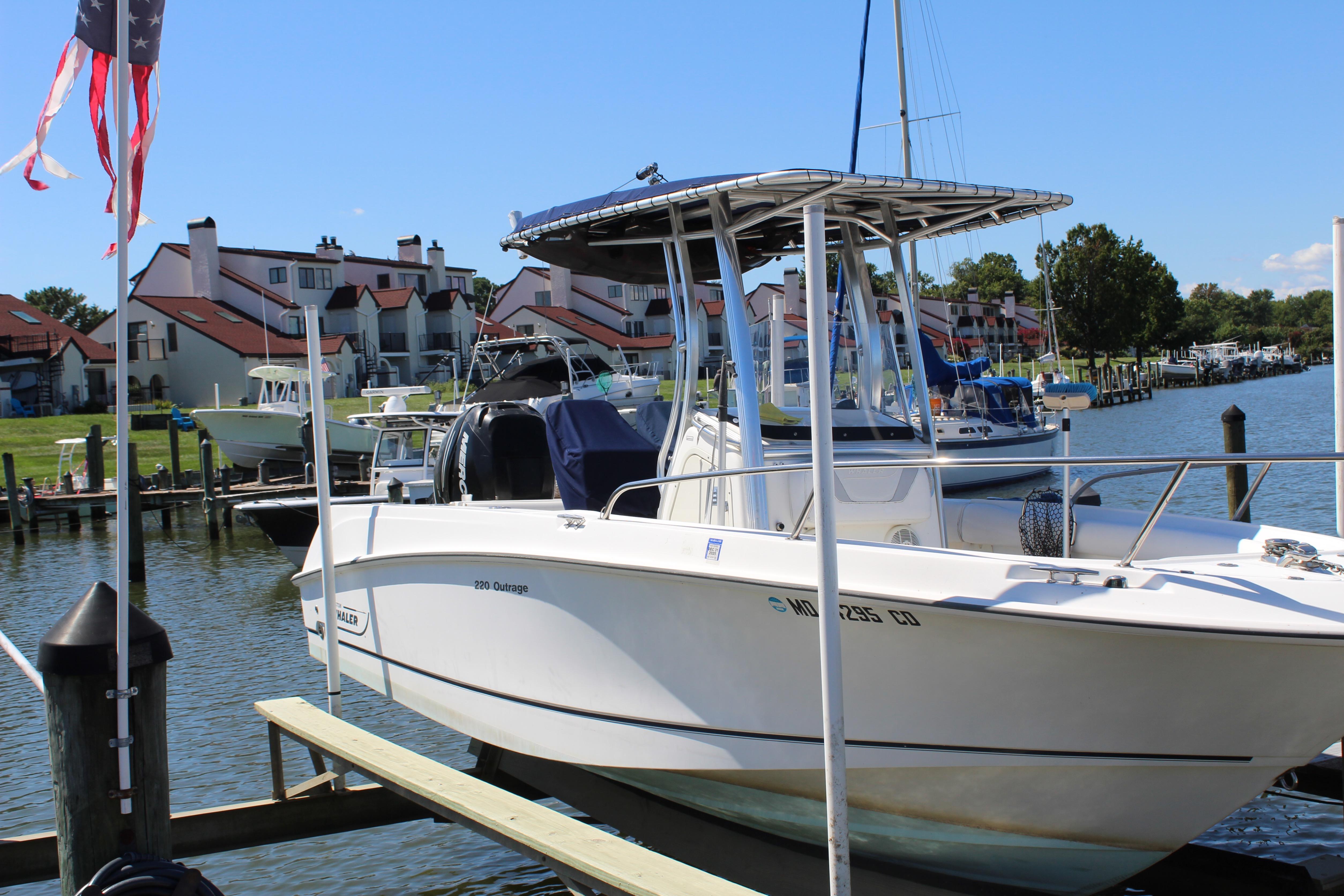 2009 Boston Whaler 220 Outrage