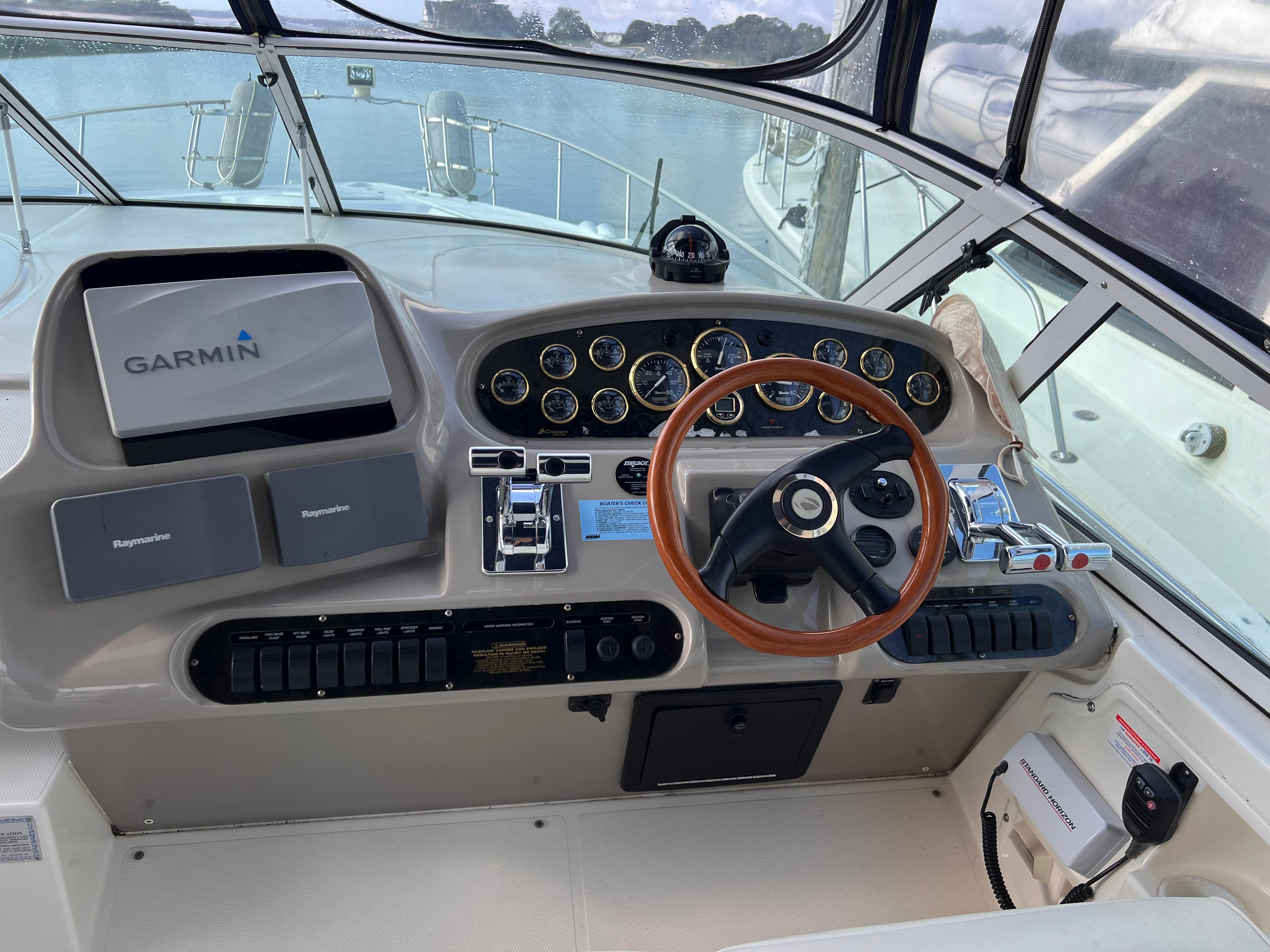 2002 Cruisers Yachts 3672 Express