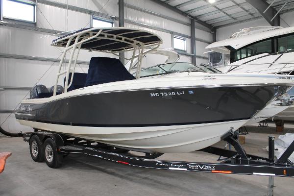 Chris-Craft Catalina 26 2018 Chris-Craft Catalina 26 boat on trailer in indoor storage facility.