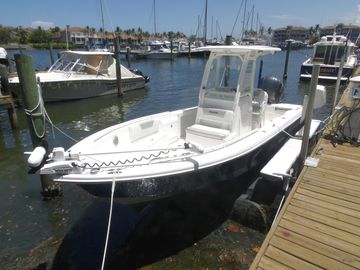 2013 Everglades 243 Center Console
