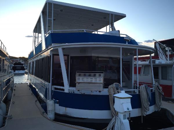 Skipperliner Houseboat 2001 Skipperliner Houseboat docked at marina.