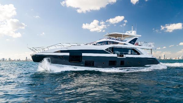 Azimut Grande 27 METRI Azimut Grande 27 METRI 2019 yacht cruising on open water under a clear sky.