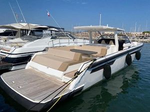 Windy SR 44 BLACKHAWK 2022 Windy SR 44 Blackhawk luxury yacht docked in marina, featuring sleek design and spacious deck.
