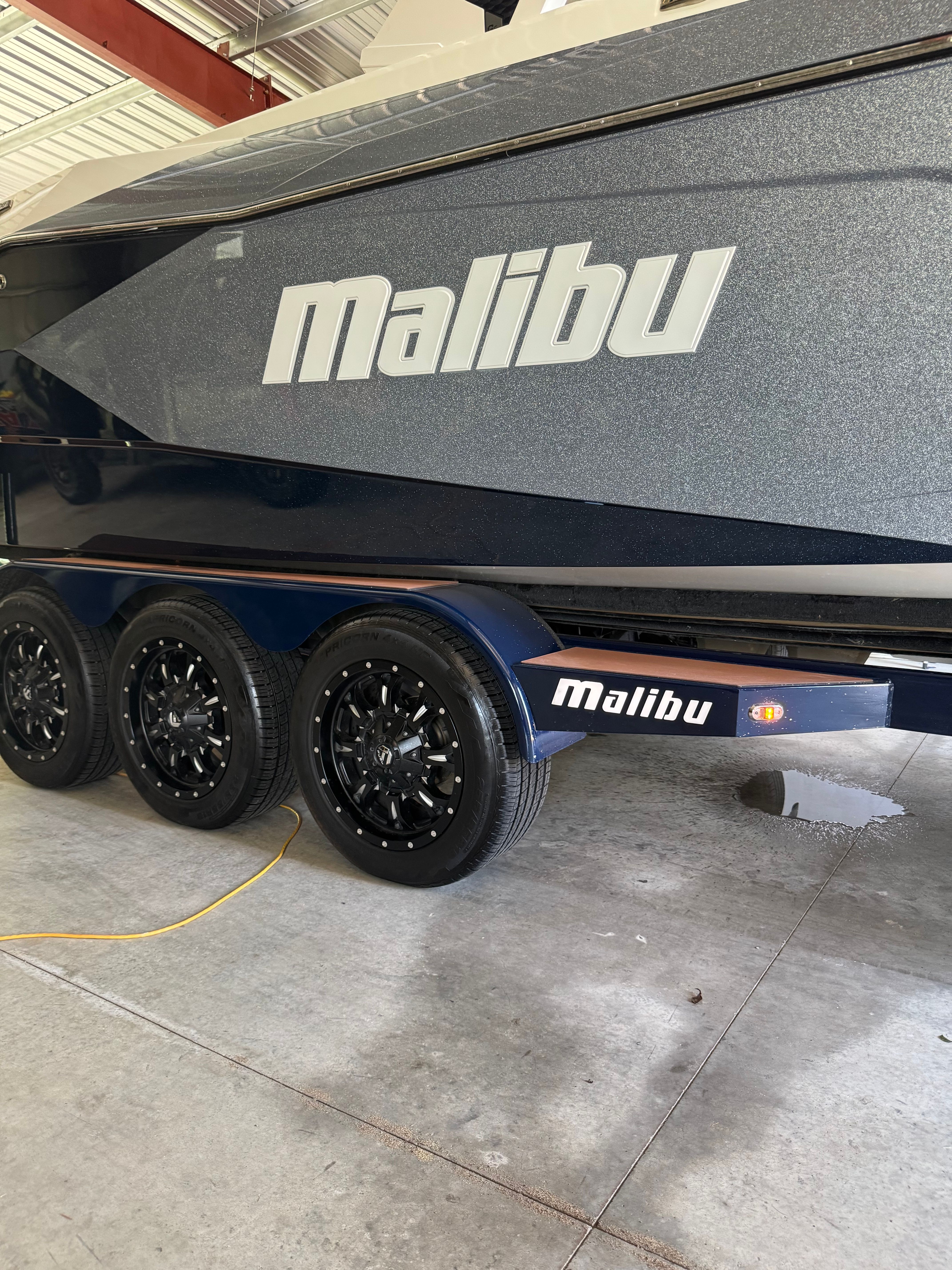 2023 Malibu 26 LSV