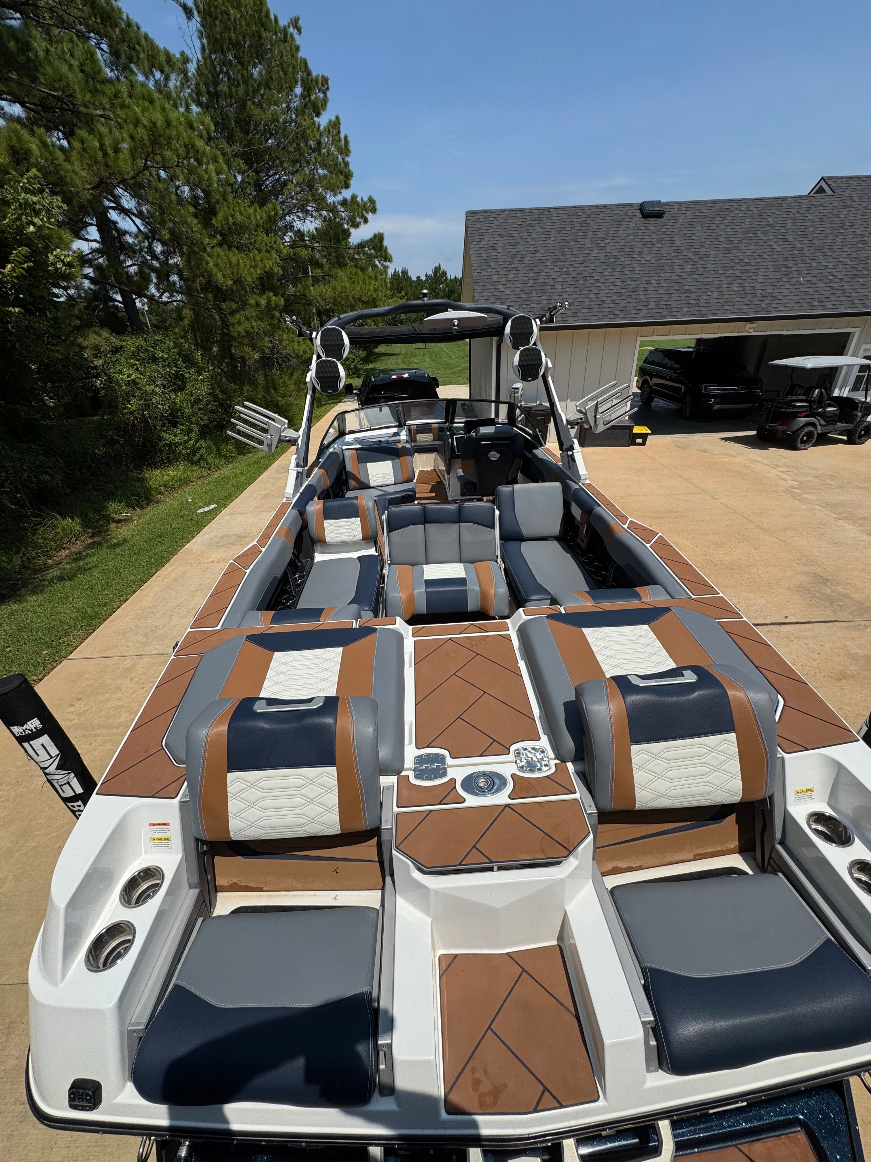 2023 Malibu 26 LSV