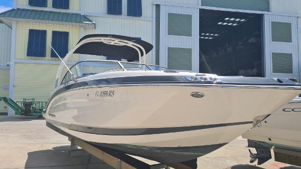 Chaparral Suncoast 250 Deluxe 2018 Chaparral Suncoast 250 Deluxe boat docked outside a large building.
