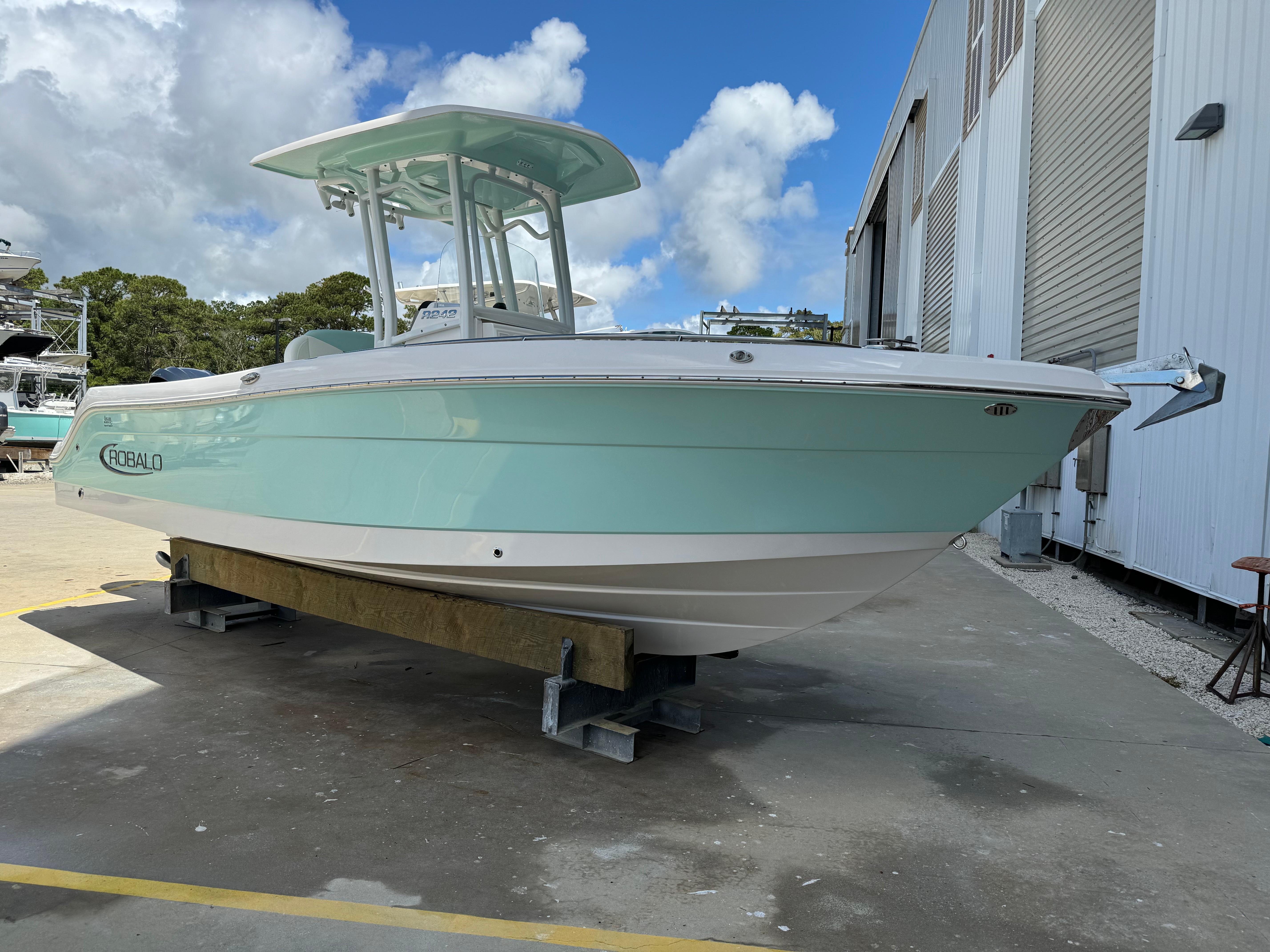 2022 Robalo R242 Explorer