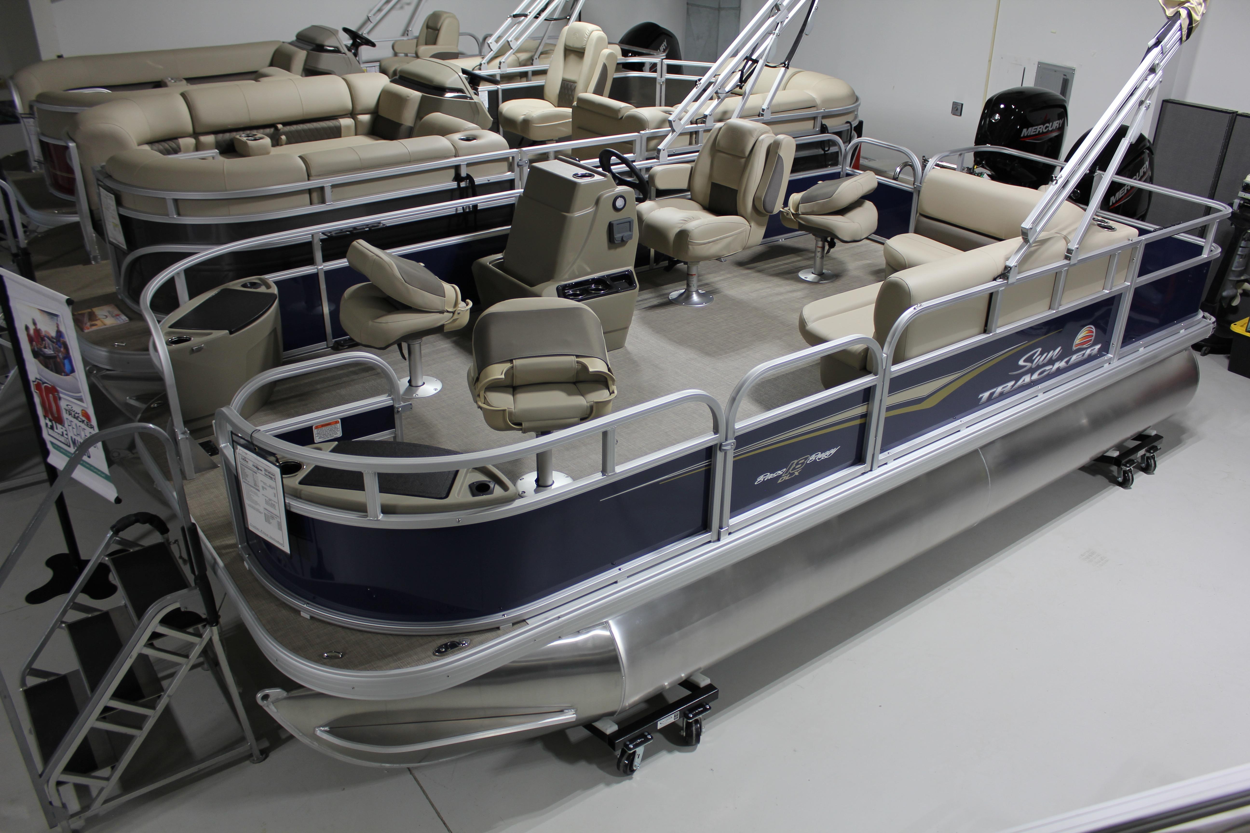 2025 Sun Tracker Bass Buggy 18 DLX