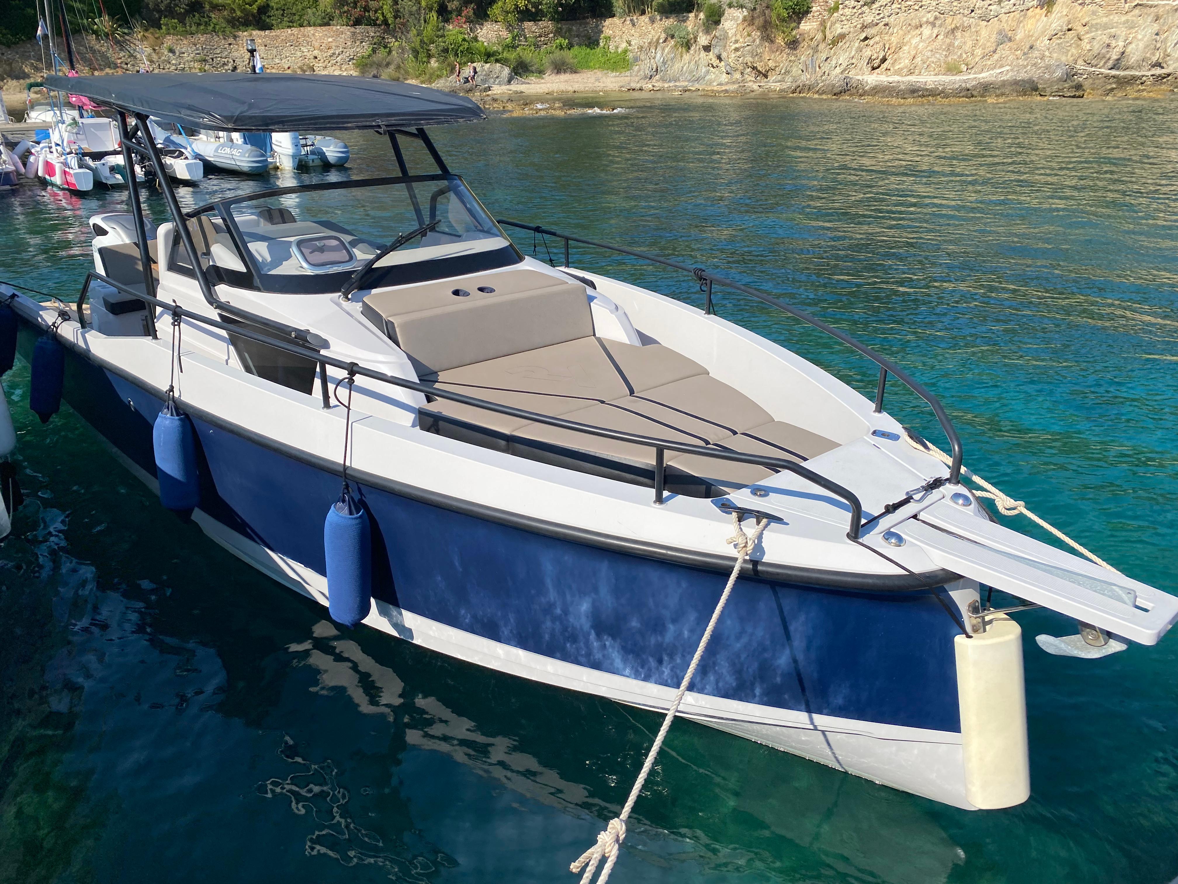 RYCK 280 RYCK 280 boat, 2022 model, docked in clear blue water with scenic background.