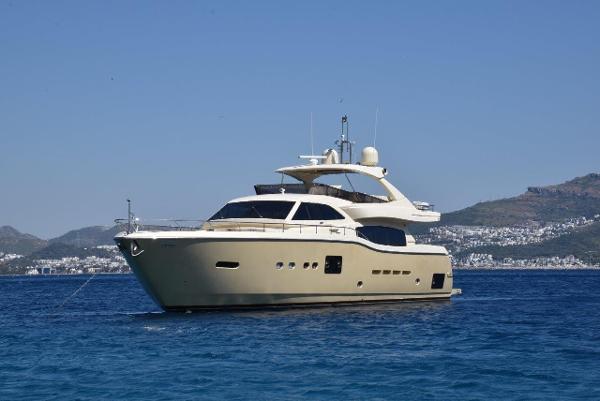 2010 Ferretti Yachts Altura 840