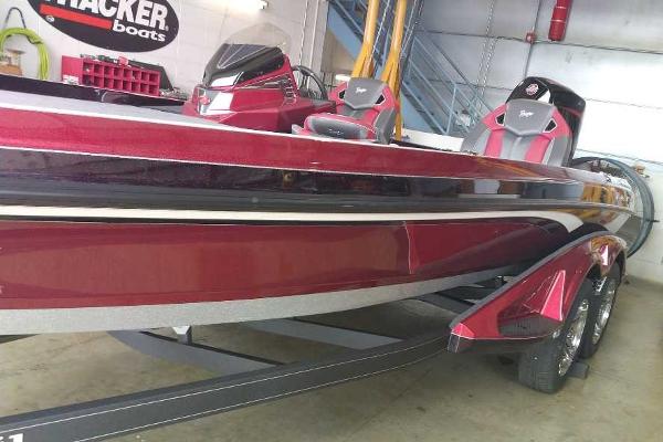 Ranger Z521R Ranger Cup Equipped 2024 Ranger Z521R Ranger Cup Equipped boat in showroom.