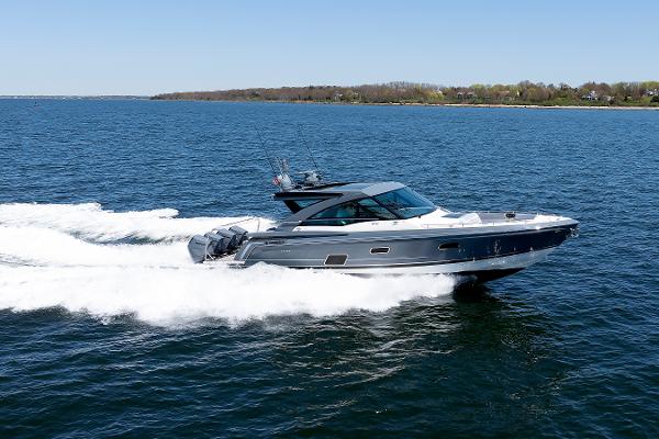 Formula 430 Super Sport Crossover 2024 Formula 430 Super Sport Crossover cruising on open water, showcasing sleek design and powerful engines.