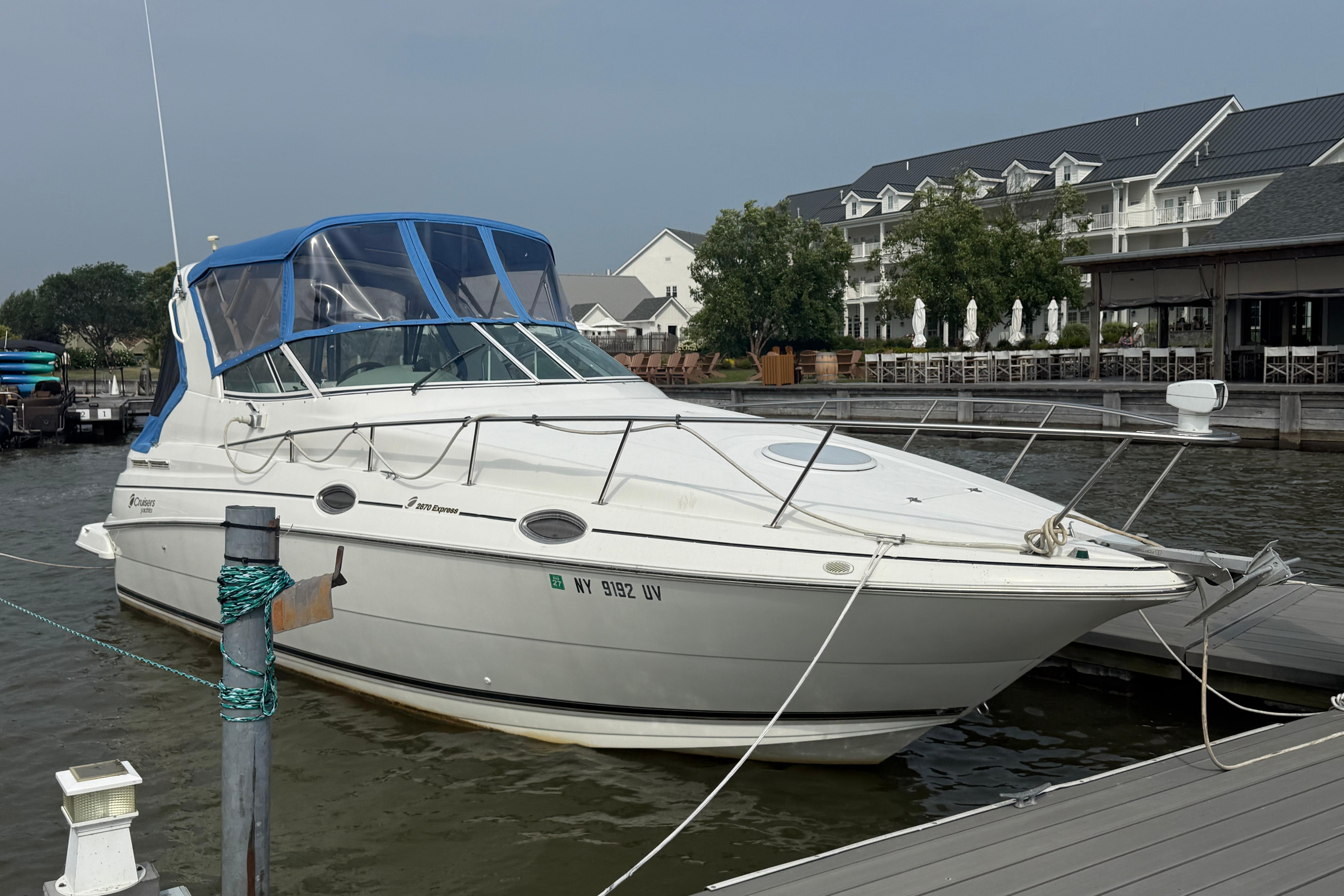 2001 Cruisers Yachts 2870 Express