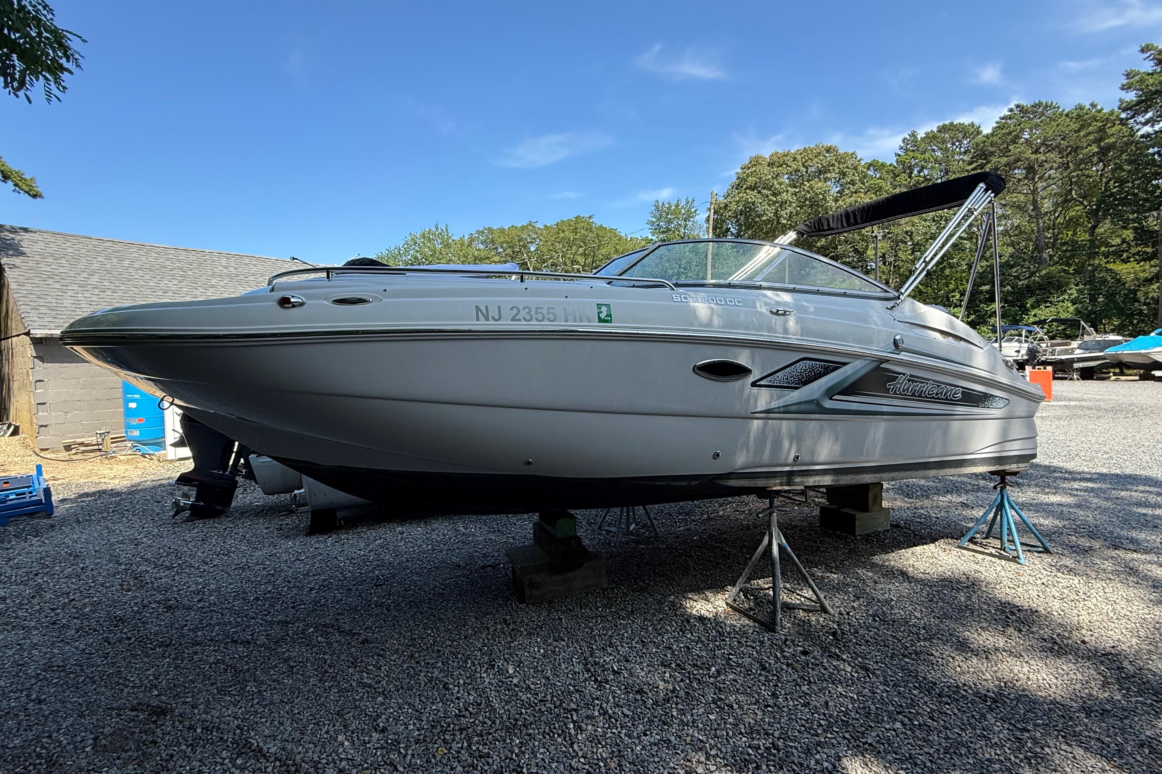 2016 Hurricane SunDeck 2200 DC OB