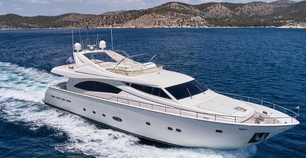 Ferretti Yachts 880